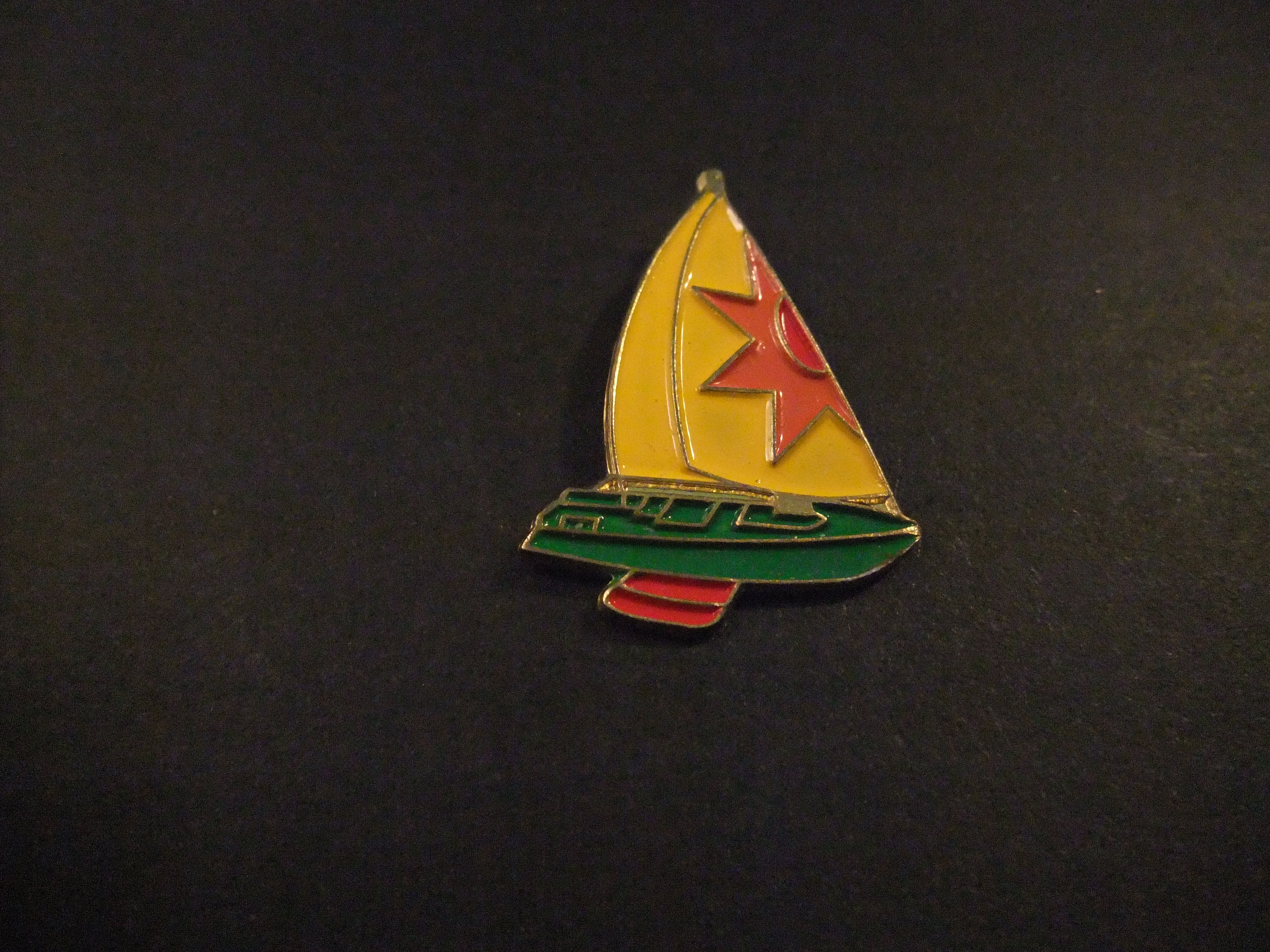 Zeilboot geel zeil met rode ster
